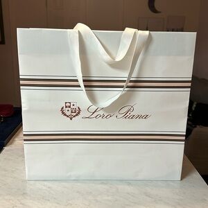 🪭✨Luxury Designer Bags and Boxes for Sale!
CLASSY LORO PIANA BAG FOR SALE✨🪭
